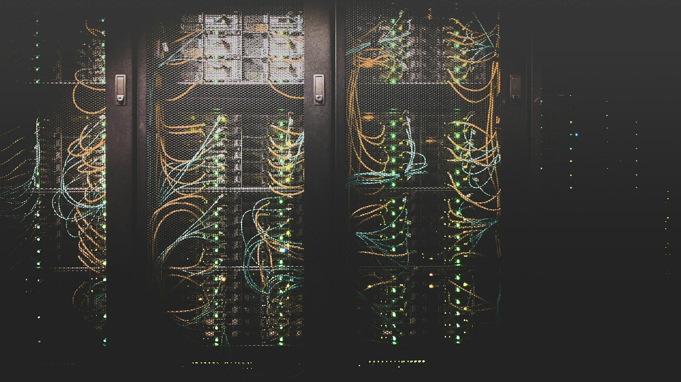 Gabinetes de red con equipos y conexiones de cableado
