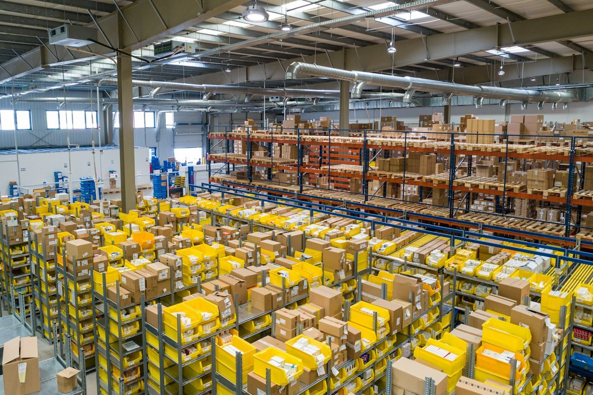 Estanterías, cajas y zonas de preparación de pedidos en un almacén